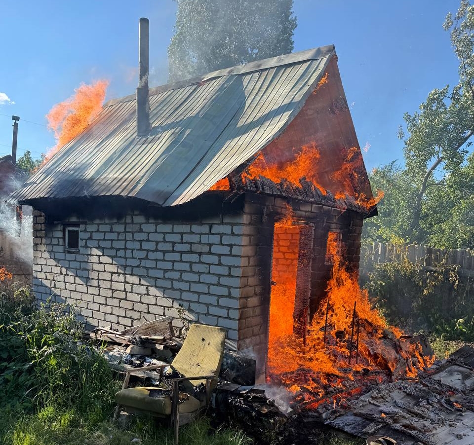 Под Тольятти открытым пламенем полыхала частная баня