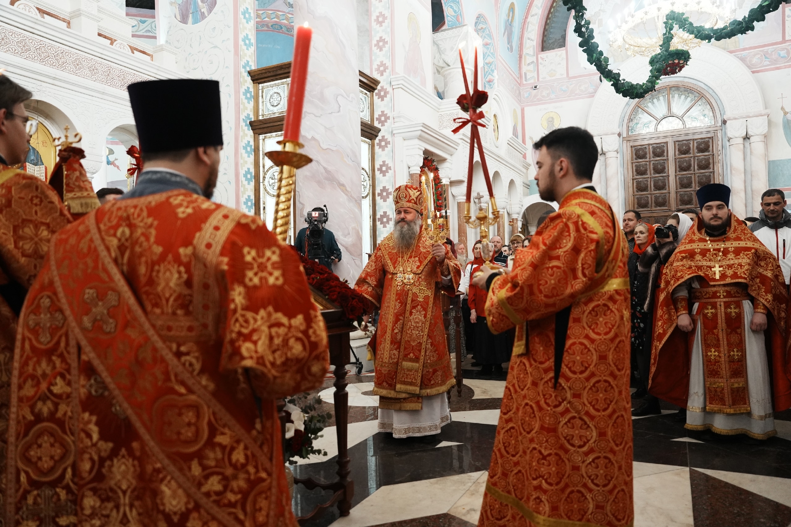 Фоторепортаж: самарцы встретили Пасху в Софийском соборе