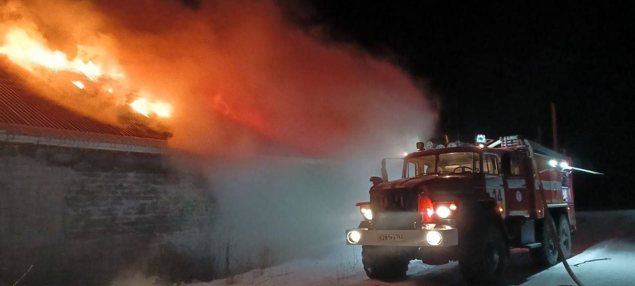 Ночью 26 декабря в Кинельском районе полыхал склад
