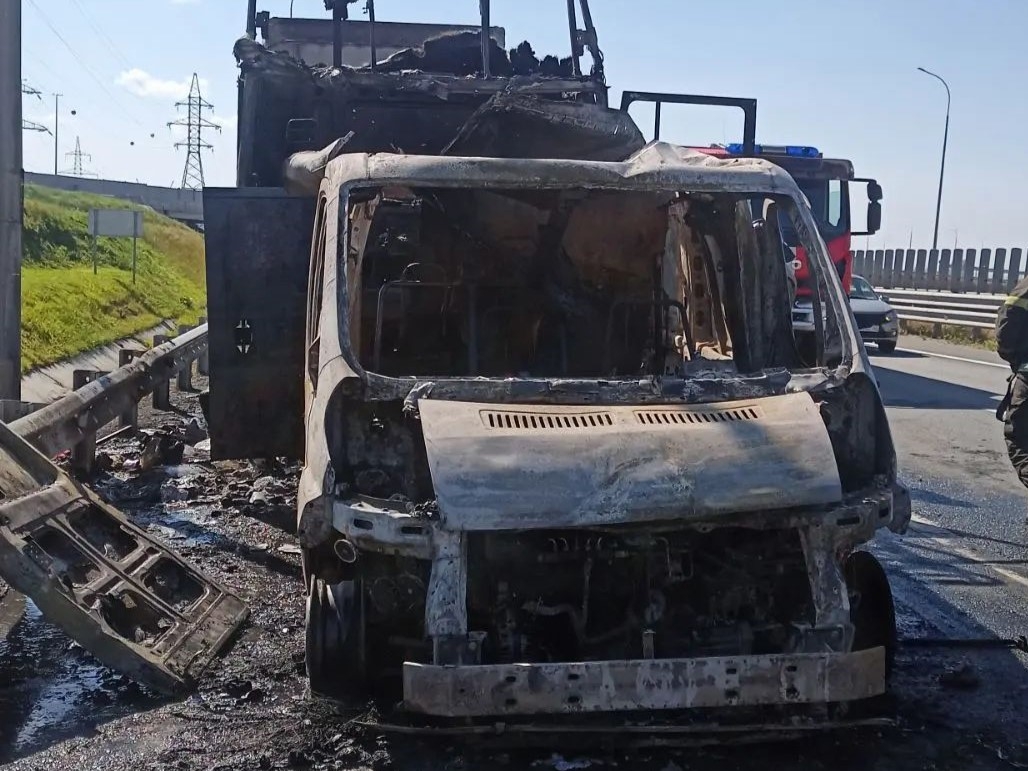 В Самарской области на трассе М5 "Урал" полыхали фура и фургон