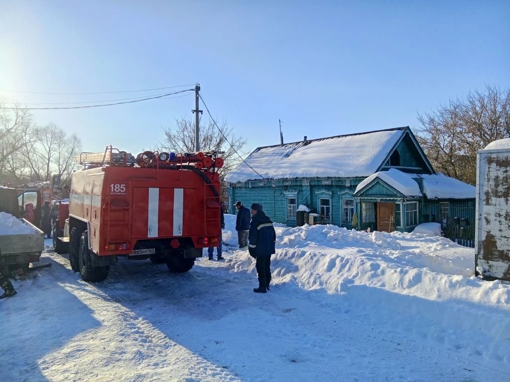 В Сызранском районе пожарные не дали огню перекинуться с сарая на дом