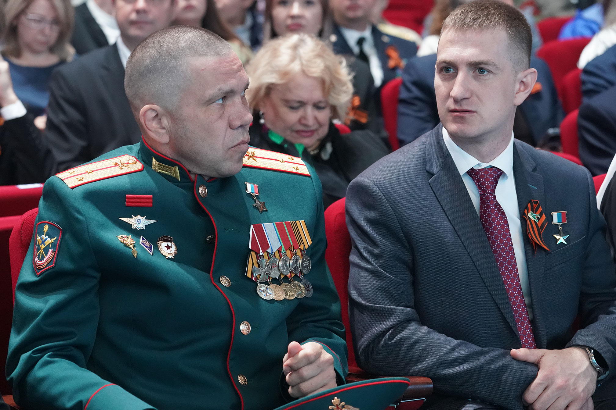 Вячеслав Федорищев вручил почетные награды жителям региона в День Победы