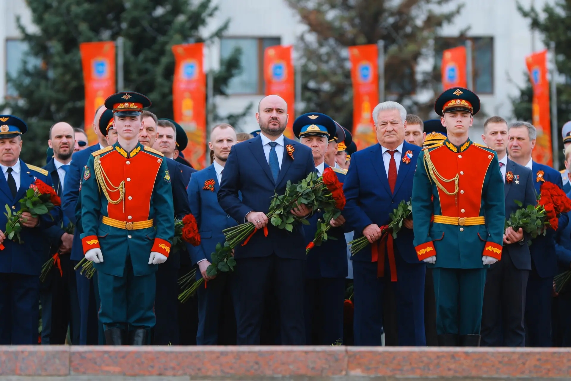 В День Победы Вячеслав Федорищев возложил цветы к горельефу "Скорбящей Матери-Родине"