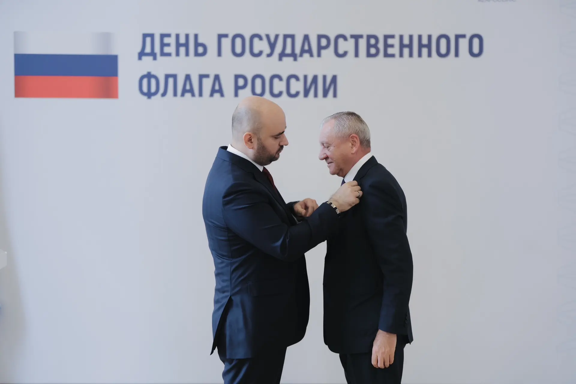 Вячеслав Федорищев в преддверии Дня флага России вручил госнаграды выдающимся жителям региона