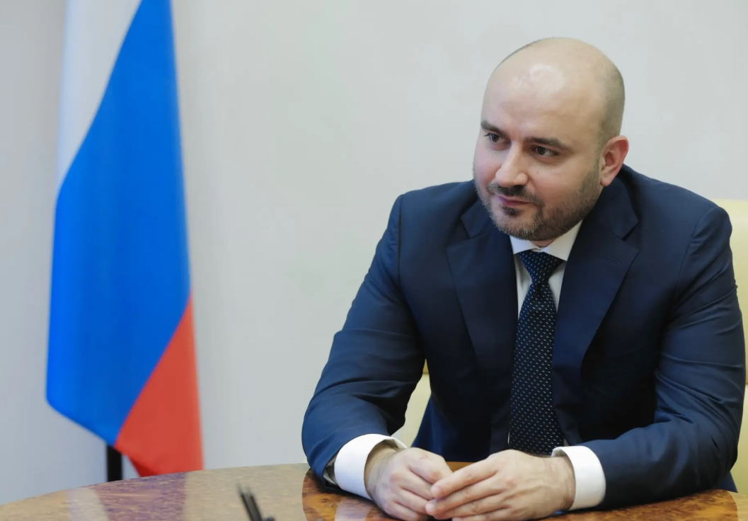 Губернатор Вячеслав Федорищев и первый заместитель председателя Комитета Госдумы по бюджету и налогам Леонид Симановский обсудили перспективное развитие Самарского региона