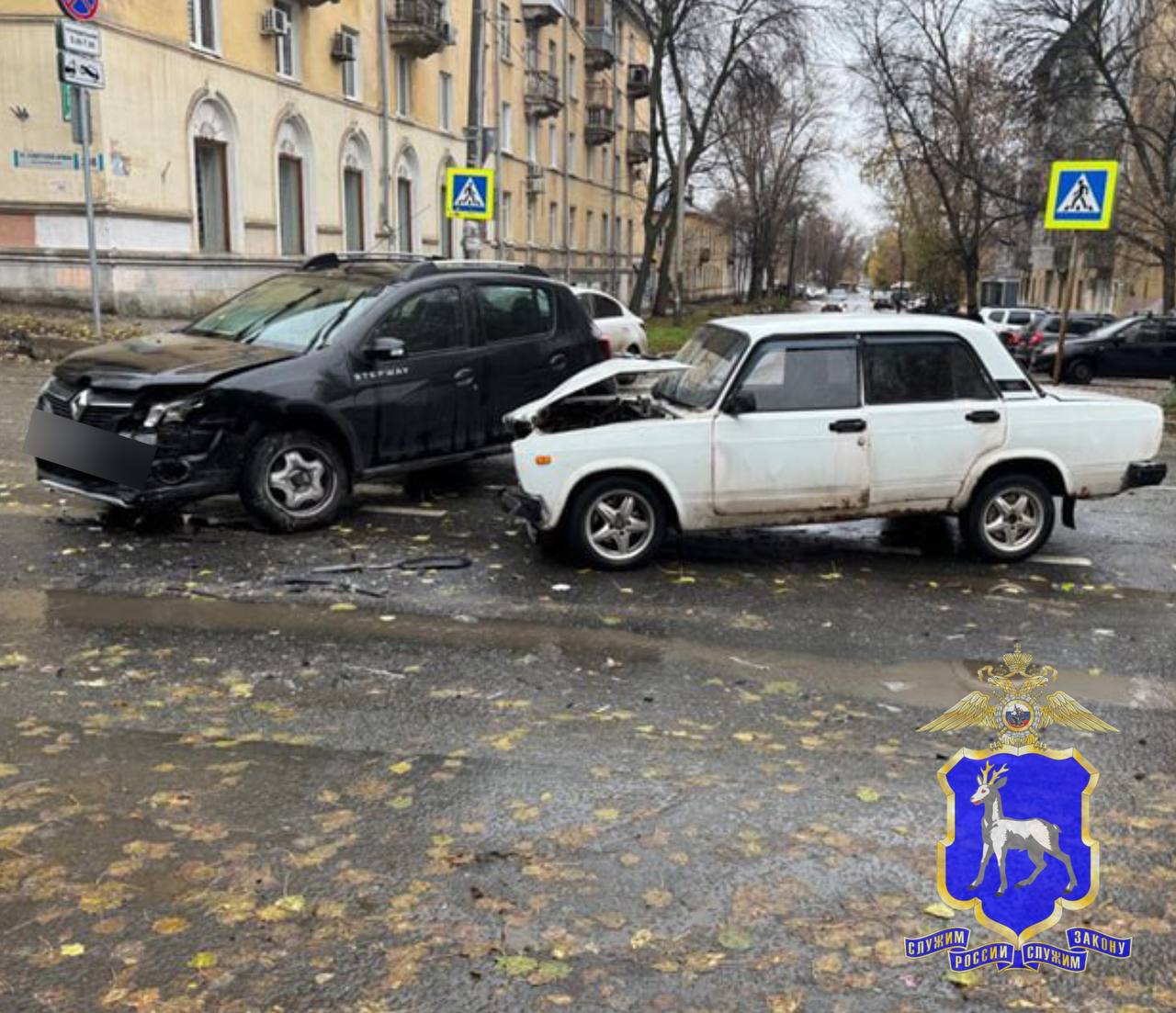 В Самаре после столкновения "Рено" и "семерки" пострадали 2 человека