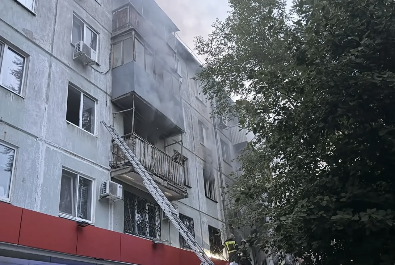 Пожар 14 июня на 22-го Партсъезда в Самаре: огонь из магазина перекинулся на жилой дом