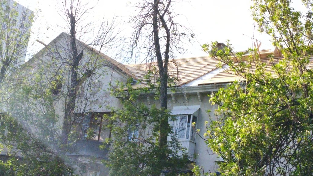 В Самаре после мощного ливня упал потолок в квартире трехэтажного дома