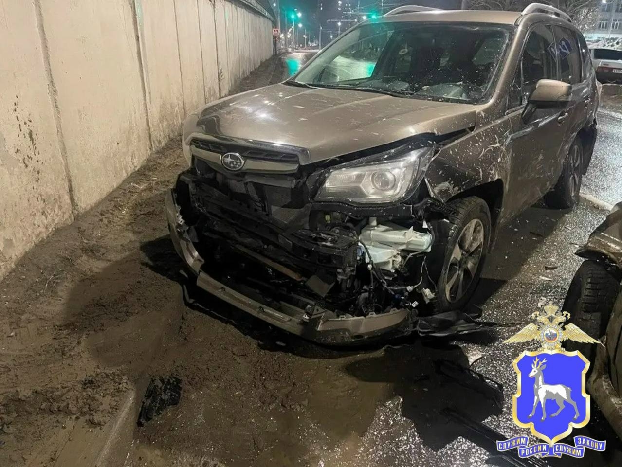 В Самаре женщина на малолитражке врезалась в магазин