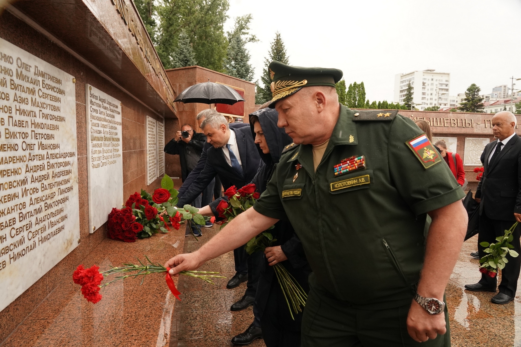 В День памяти и скорби самарцы возложили цветы к Вечному огню