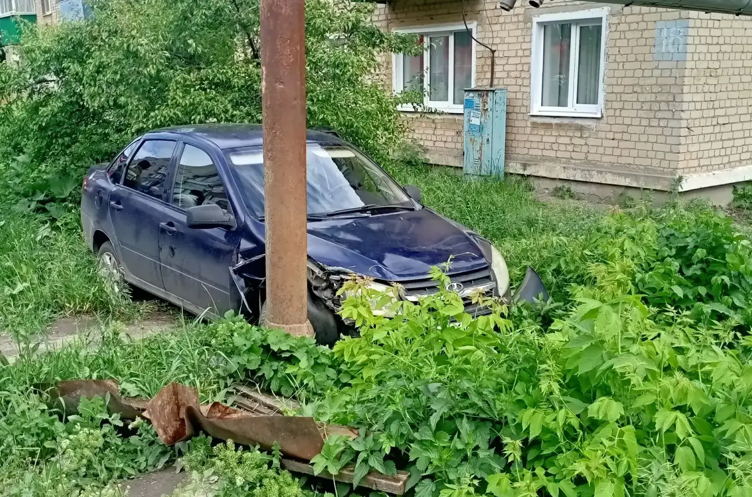 В Октябрьске 27 мая "Гранта" вылетела с дороги и врезалась в столб