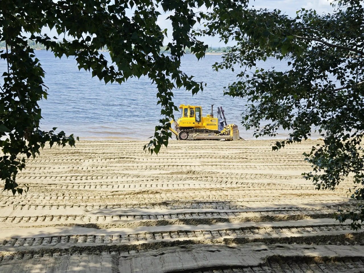 На самарские пляжи активно завозят песок