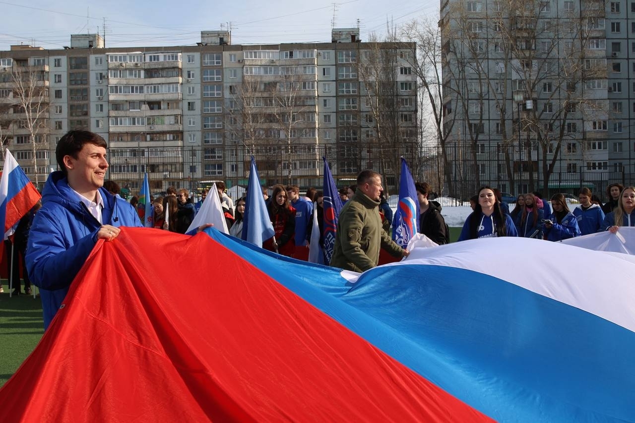 В Самаре прошел флешмоб по случаю годовщины воссоединения Крыма с Россией