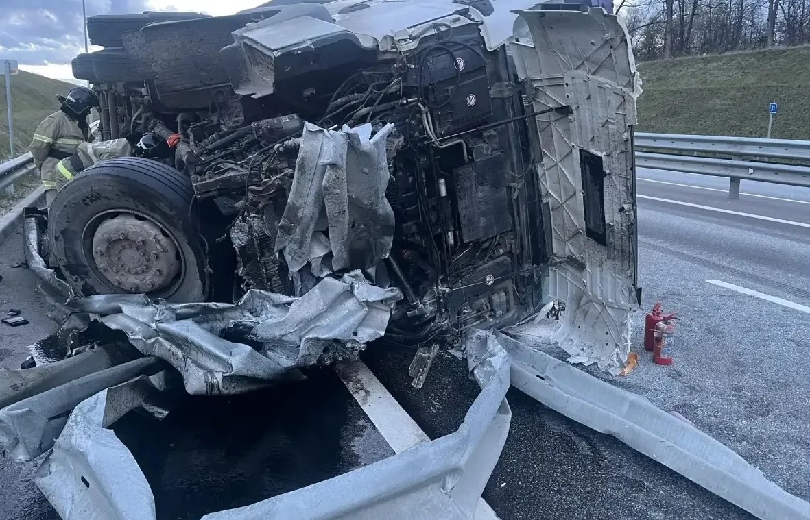 В Самарской области на трассе опрокинулся грузовой MAN