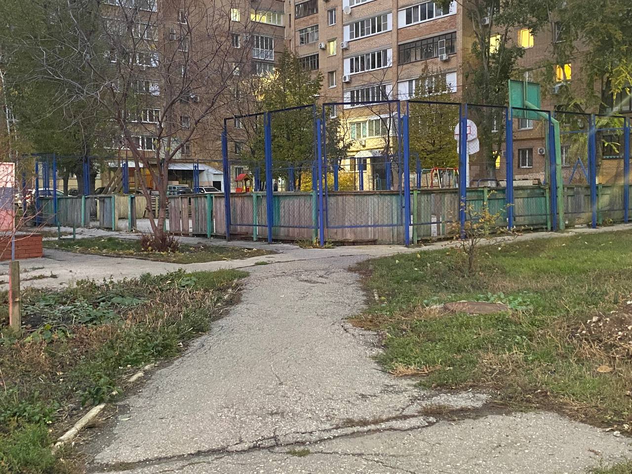 В Самаре проверили футбольную площадку во дворе Магнитогорской