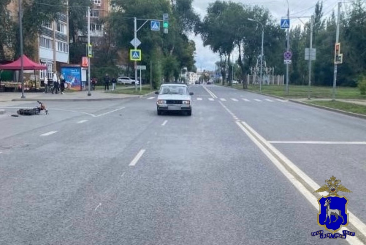 В Самаре вазовская "пятерка" сбила мужчину на электровелосипеде
