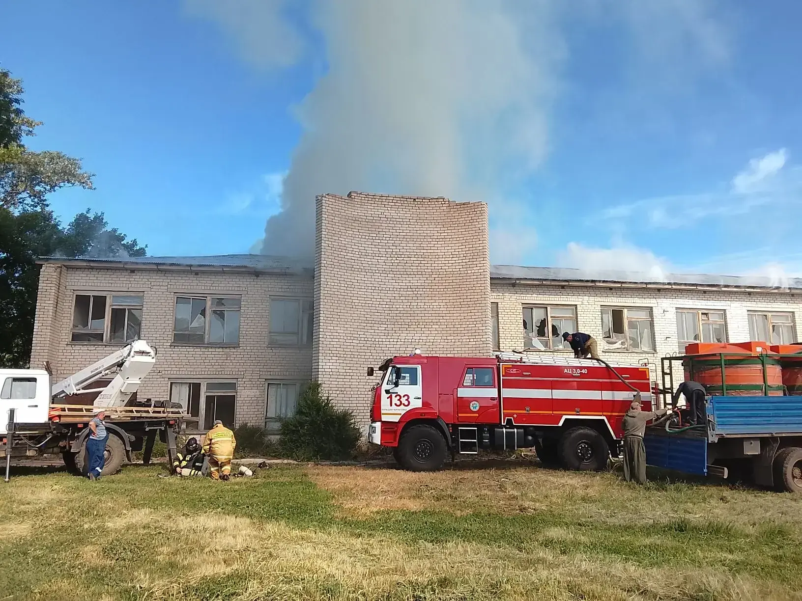 В Августовке утром 1 июня вспыхнуло здание старой больницы