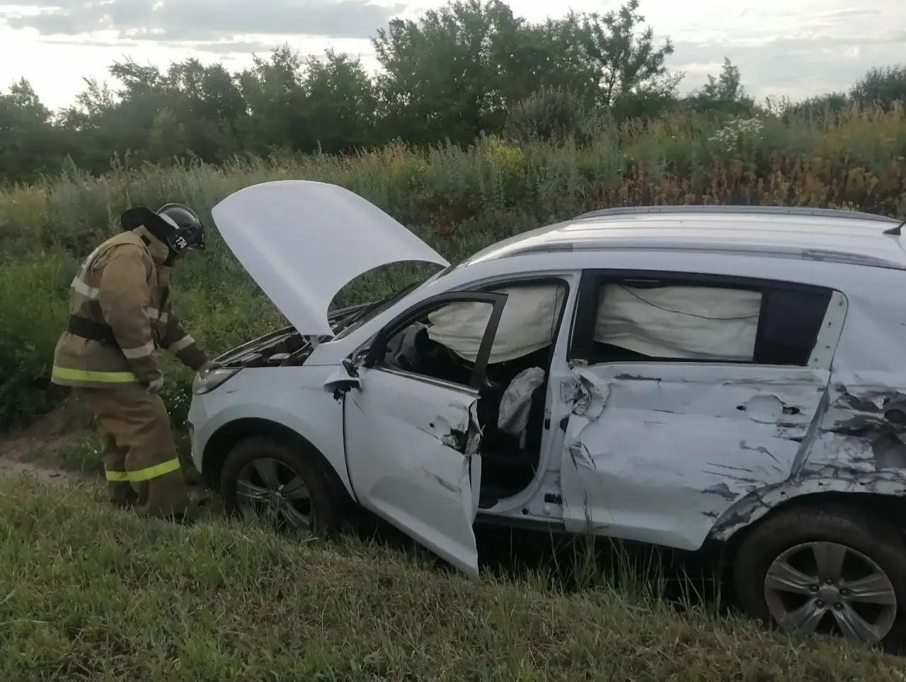 Водитель попал в больницу после ДТП с грузовиком на трассе в Самарской области