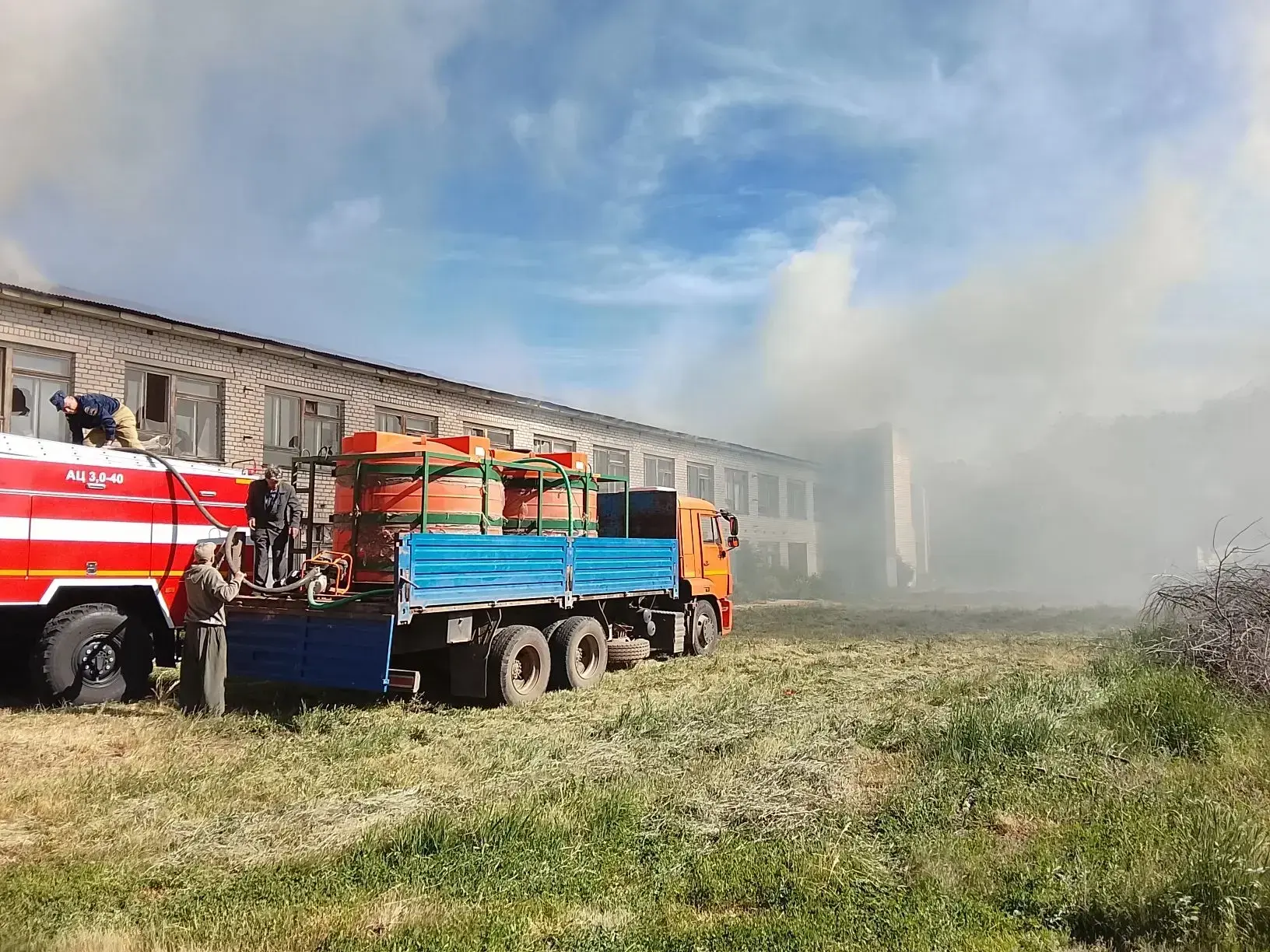 В Августовке утром 1 июня вспыхнуло здание старой больницы