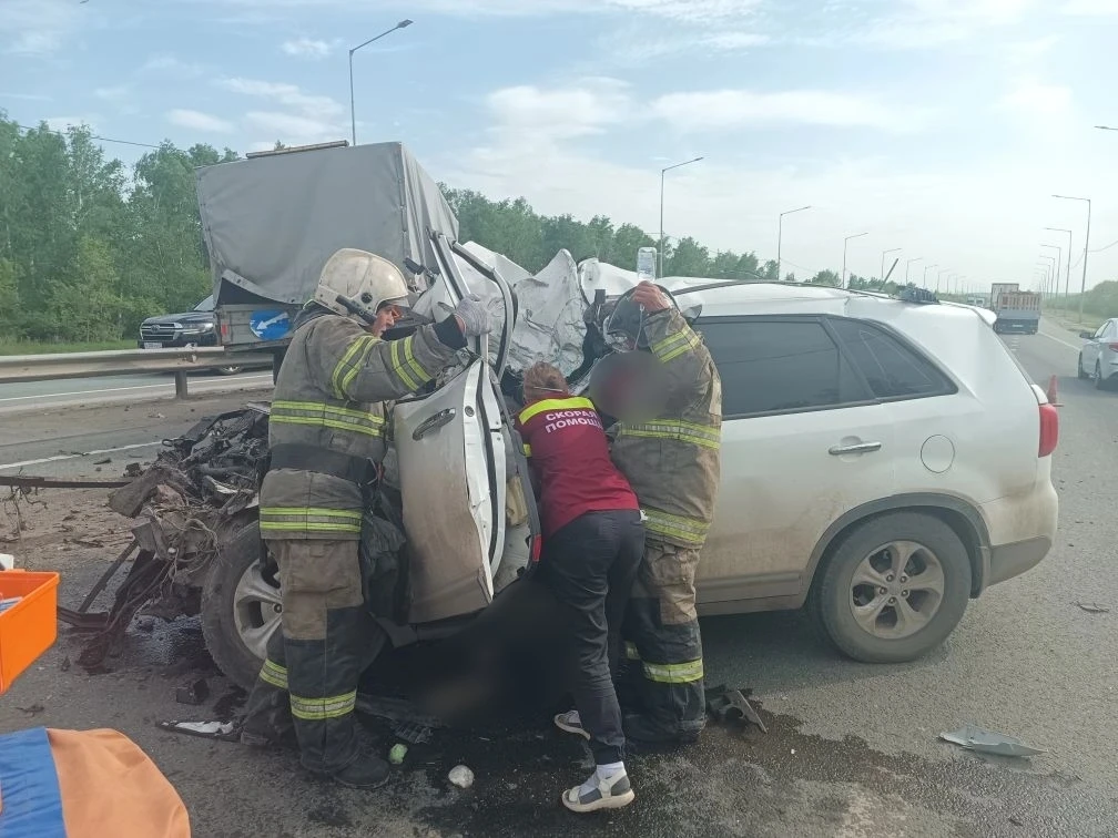 Kia на скорости врезалась в "Газель" дорожников на трассе под Самарой