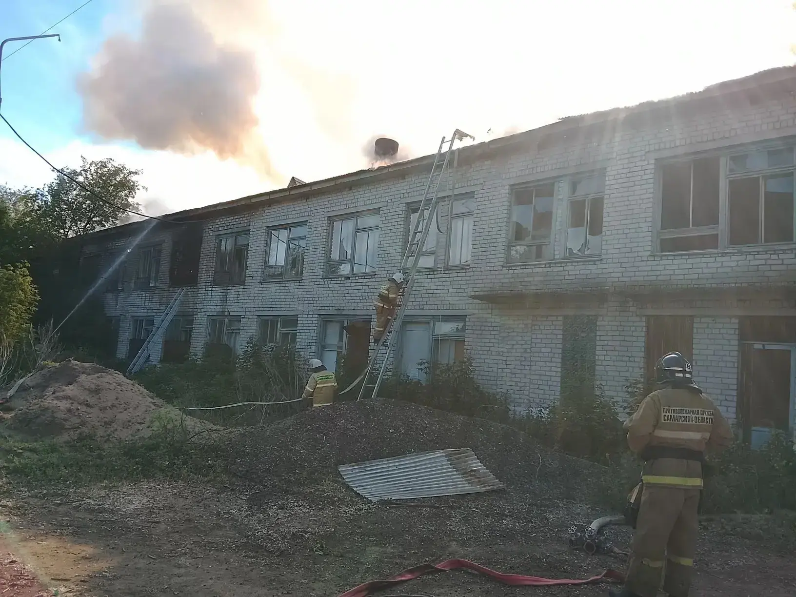 В Августовке утром 1 июня вспыхнуло здание старой больницы