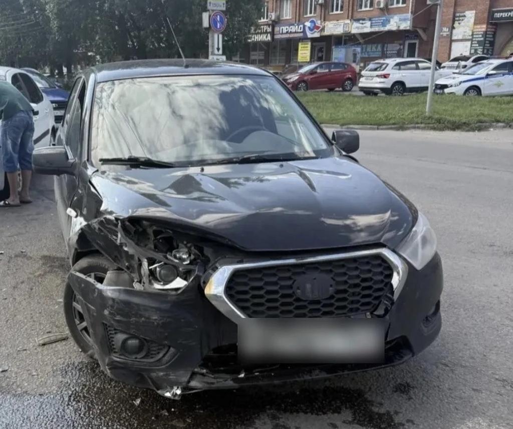 В Самаре начинающий водитель на "Гранте" врезался в Nissan