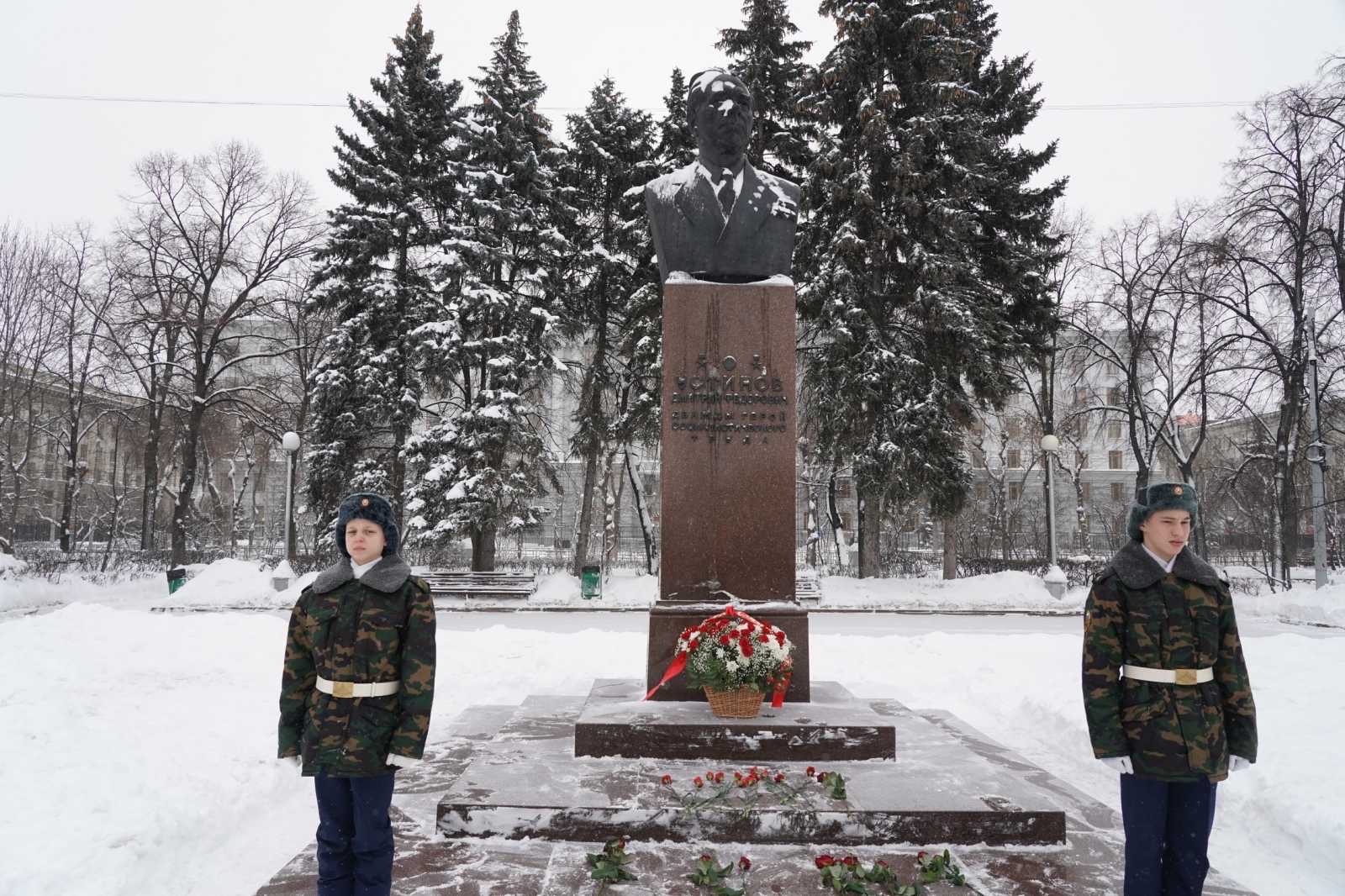 От голодающего самарского мальчишки до маршала СССР: как Дмитрий Устинов повлиял на первый полет человека в космос