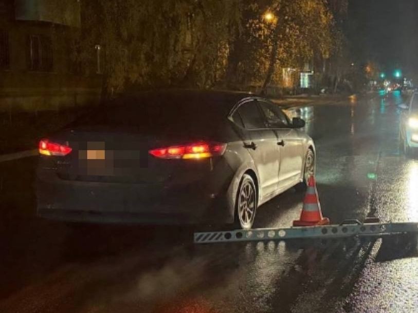 В Самаре Mercedes-Benz сбил женщину возле жилого дома