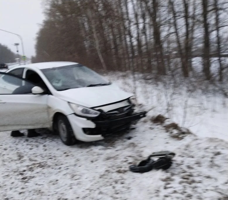 В Самарской области на трассе иномарка снесла остановочный павильон