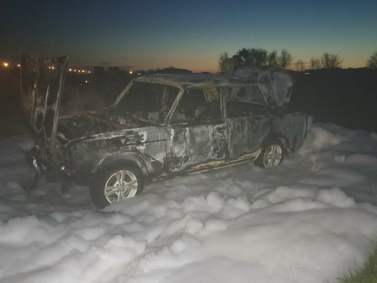 В Хворостянском районе загорелись легковушка и трава на 500 "квадратах"