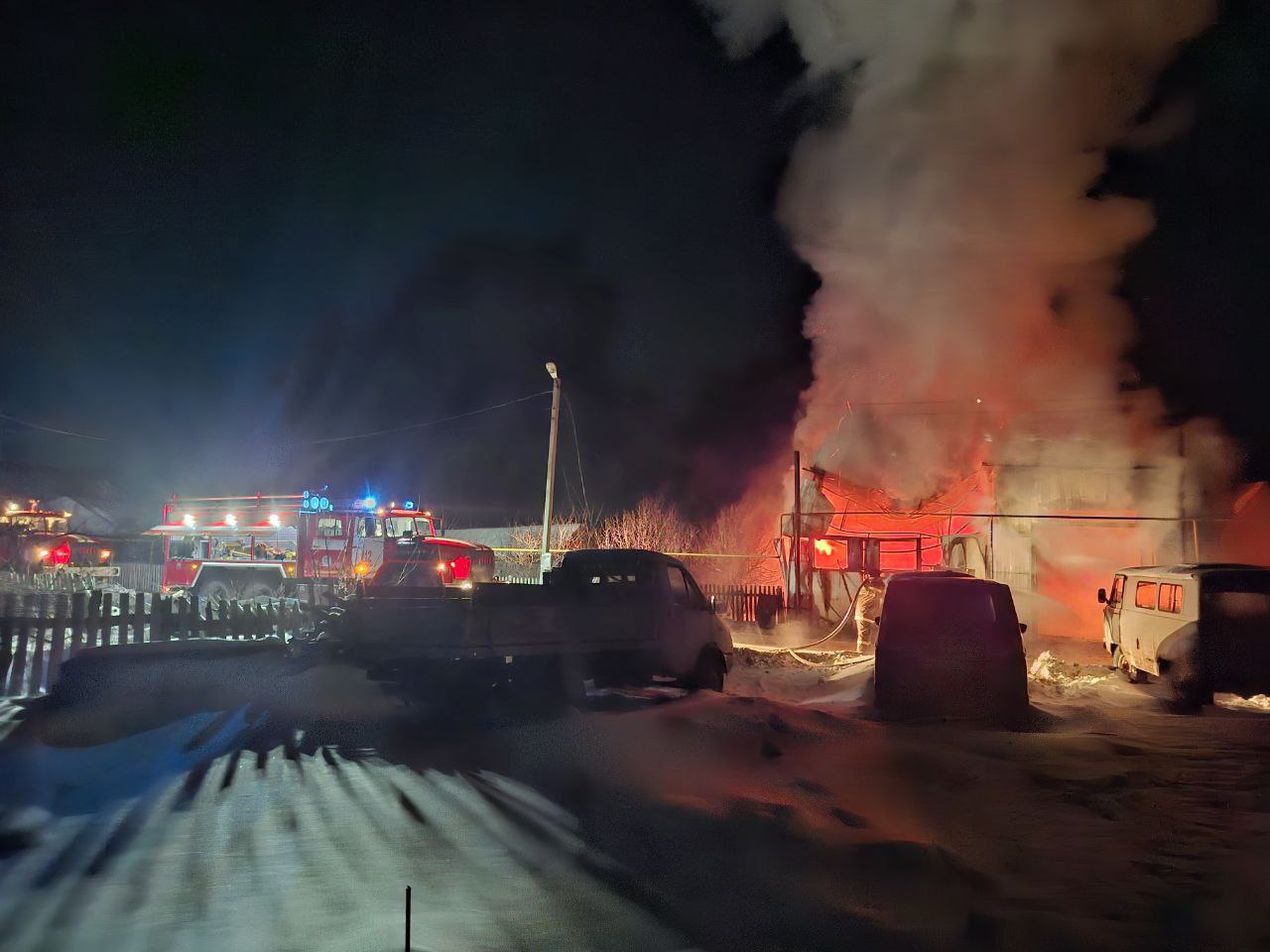 В Самарской области вечером вспыхнул гараж на 100 "квадратах"