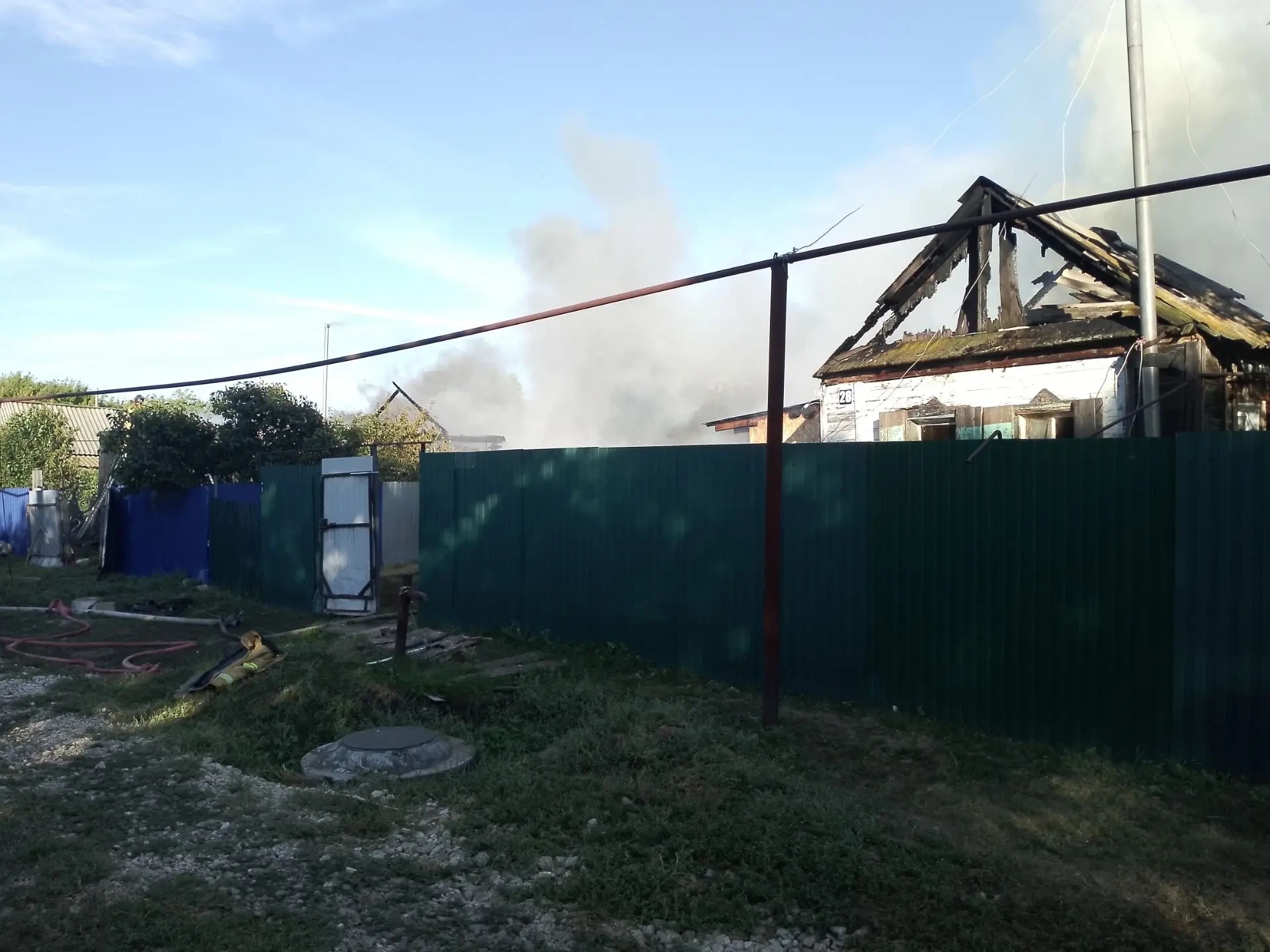 В Красноармейском районе 25 августа тушат два жилых дома и надворные постройки