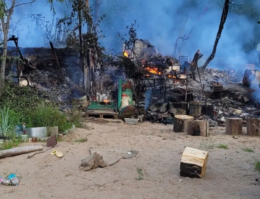 На волжском острове вспыхнули заброшенные самодельные постройки