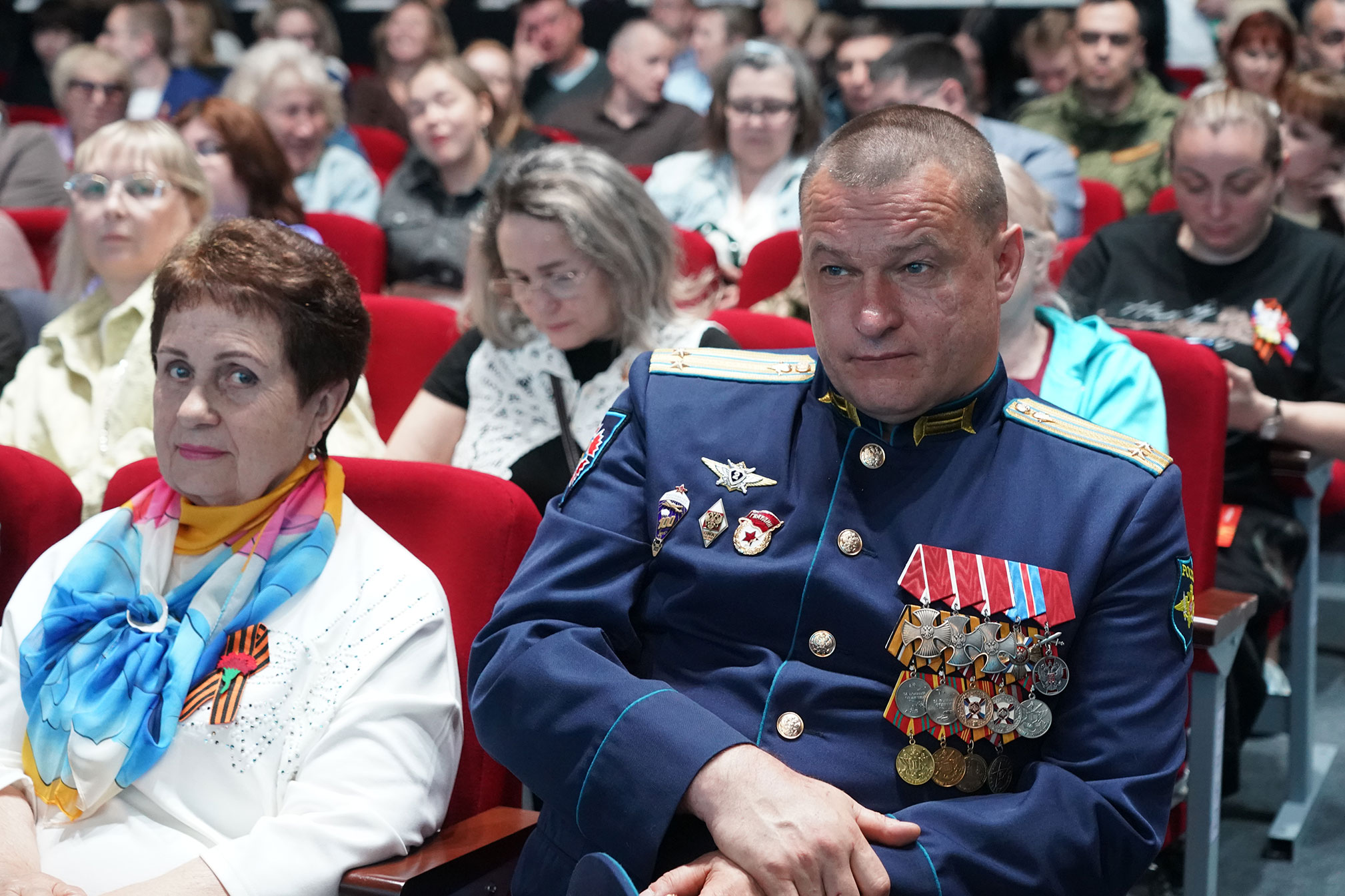 Вячеслав Федорищев вручил почетные награды жителям региона в День Победы