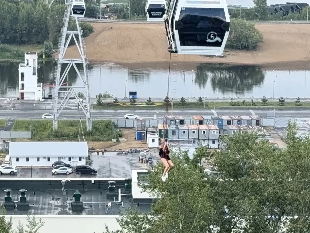 16 человек застряли на канатной дороге из-за непогоды