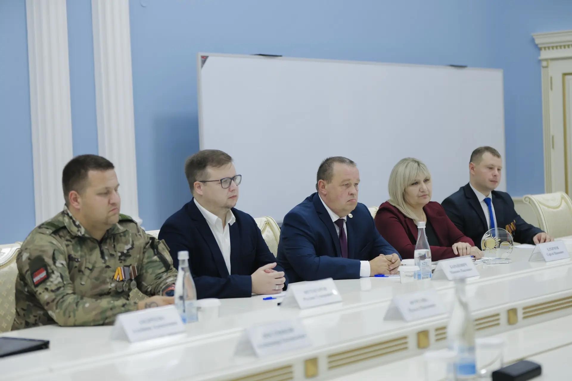 Равный – равному: Вячеслав Федорищев провел встречу с карьерными консультантами службы занятости, которые работают с ветеранами СВО