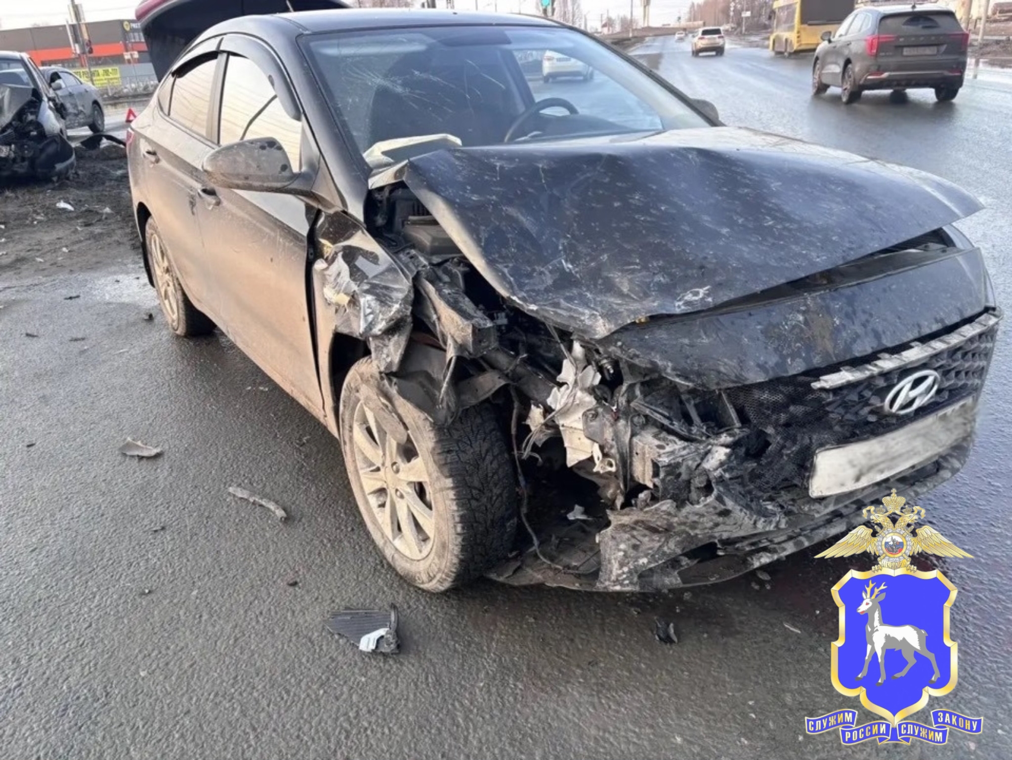 В Самарской области на трассе М5 иномарка врезалась в грузовик дорожников