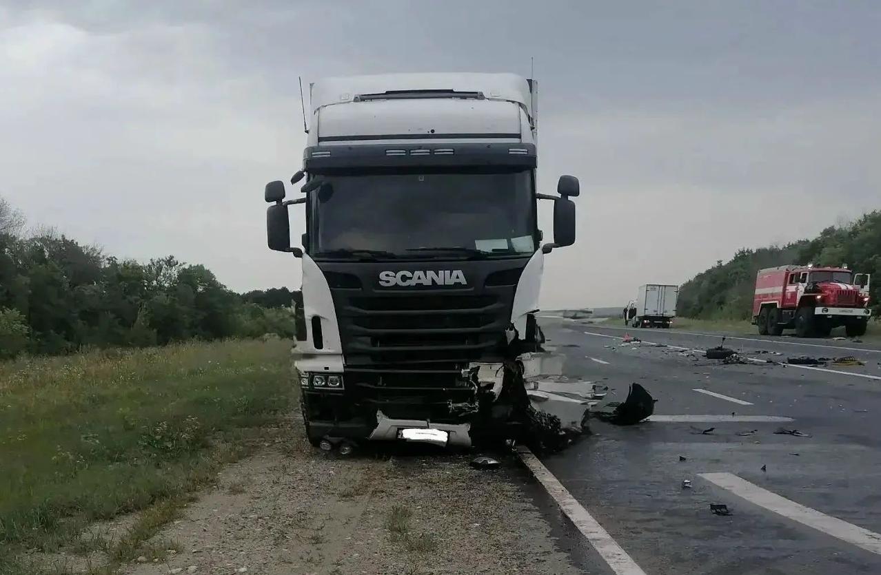 В Сызранском районе в ДТП с грузовиками пострадал водитель легковушки
