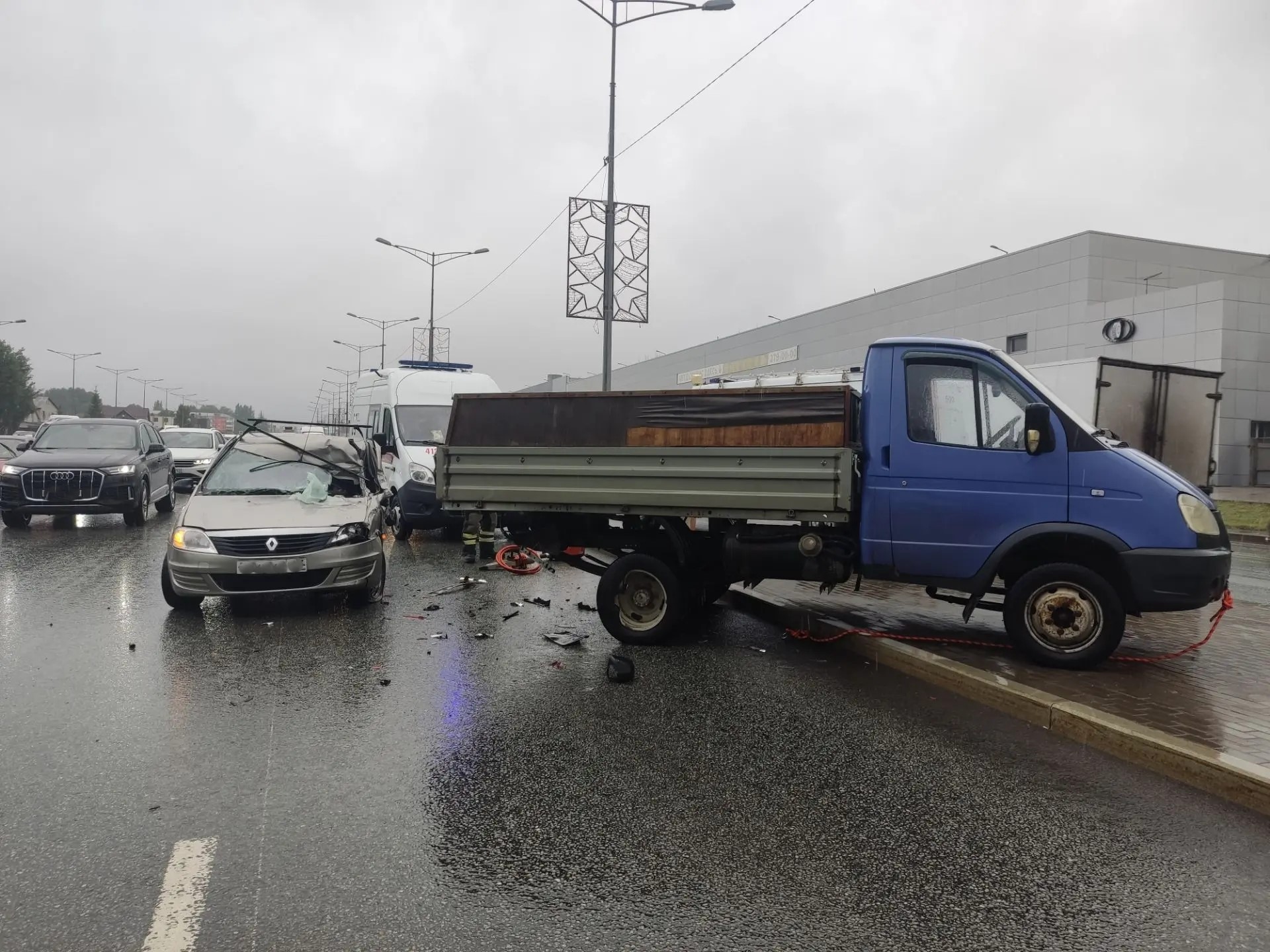 Зажало в салоне: в Самаре спасли водителя легковушки, попавшего в ДТП с "Газелью"