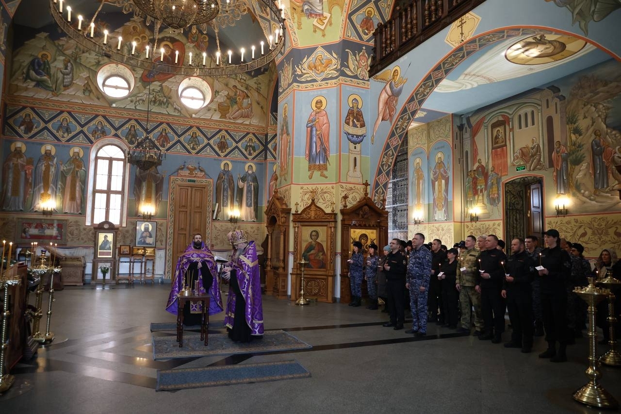 Самарским росгвардейцам вручили походный стяг с образом Владимирской иконы Божией Матери