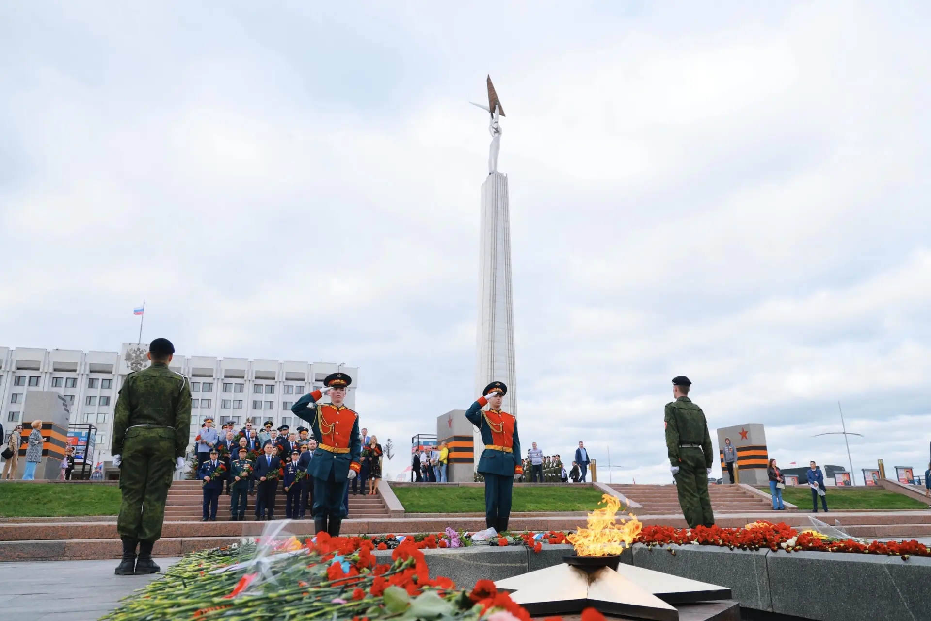 В День Победы Вячеслав Федорищев возложил цветы к горельефу "Скорбящей Матери-Родине"