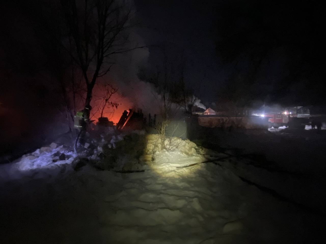 В поселке Усть-Кинельский огонь охватил 100 "квадратов" заброшенных гаражей
