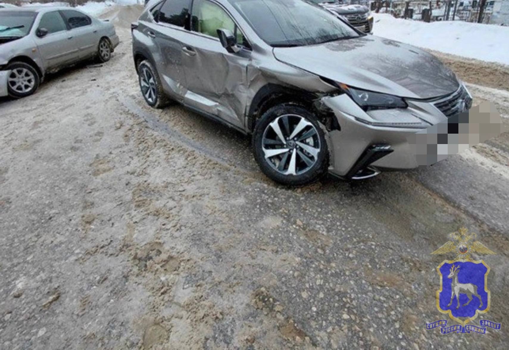 В Тольятти Lexus при развороте врезался в Nissan