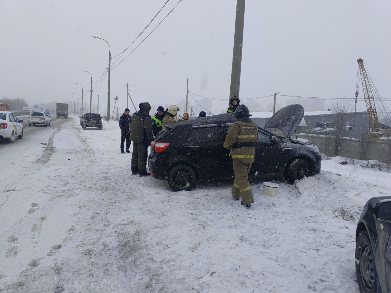 На трассе "Обход Самары" 30-летний водитель на "Киа" врезался в столб