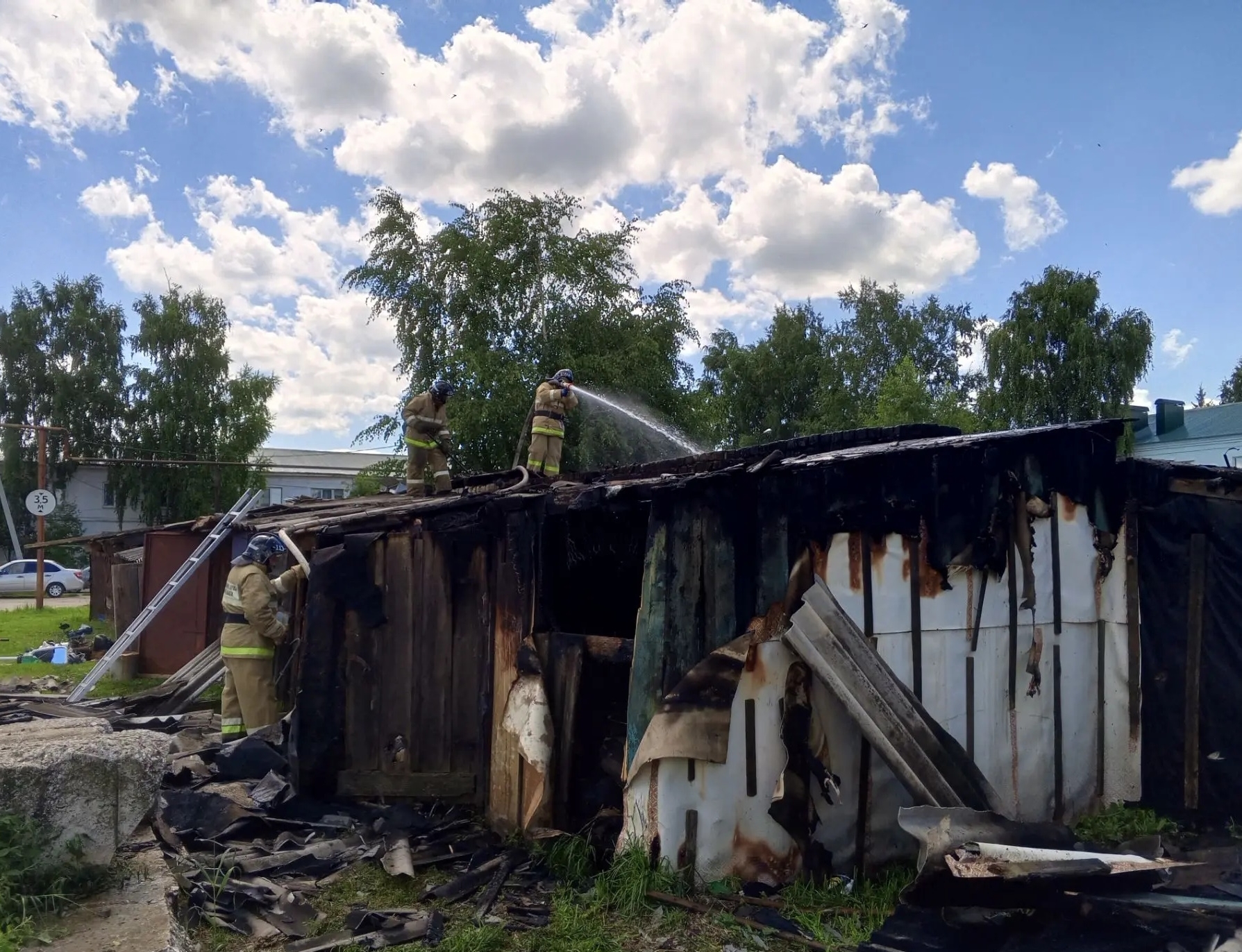 В Челно-Вершинах тушили надворные постройки на 100 "квадратах"