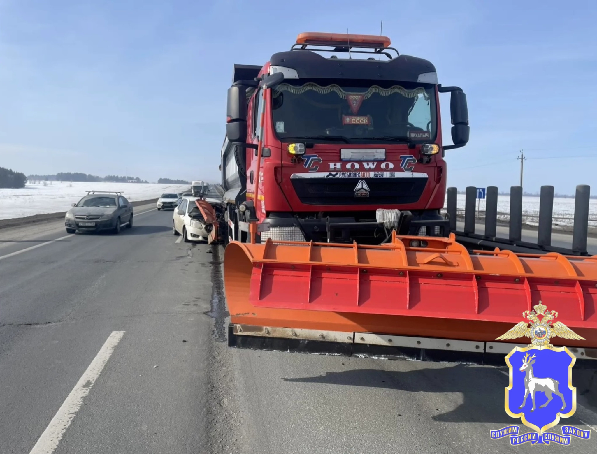 В Самарской области на трассе М5 иномарка врезалась в грузовик дорожников