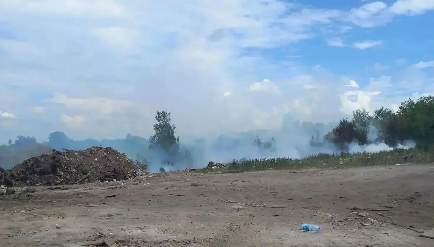 Под Самарой 14 пожарных тушат полыхающую свалку на 300 квадратных метрах
