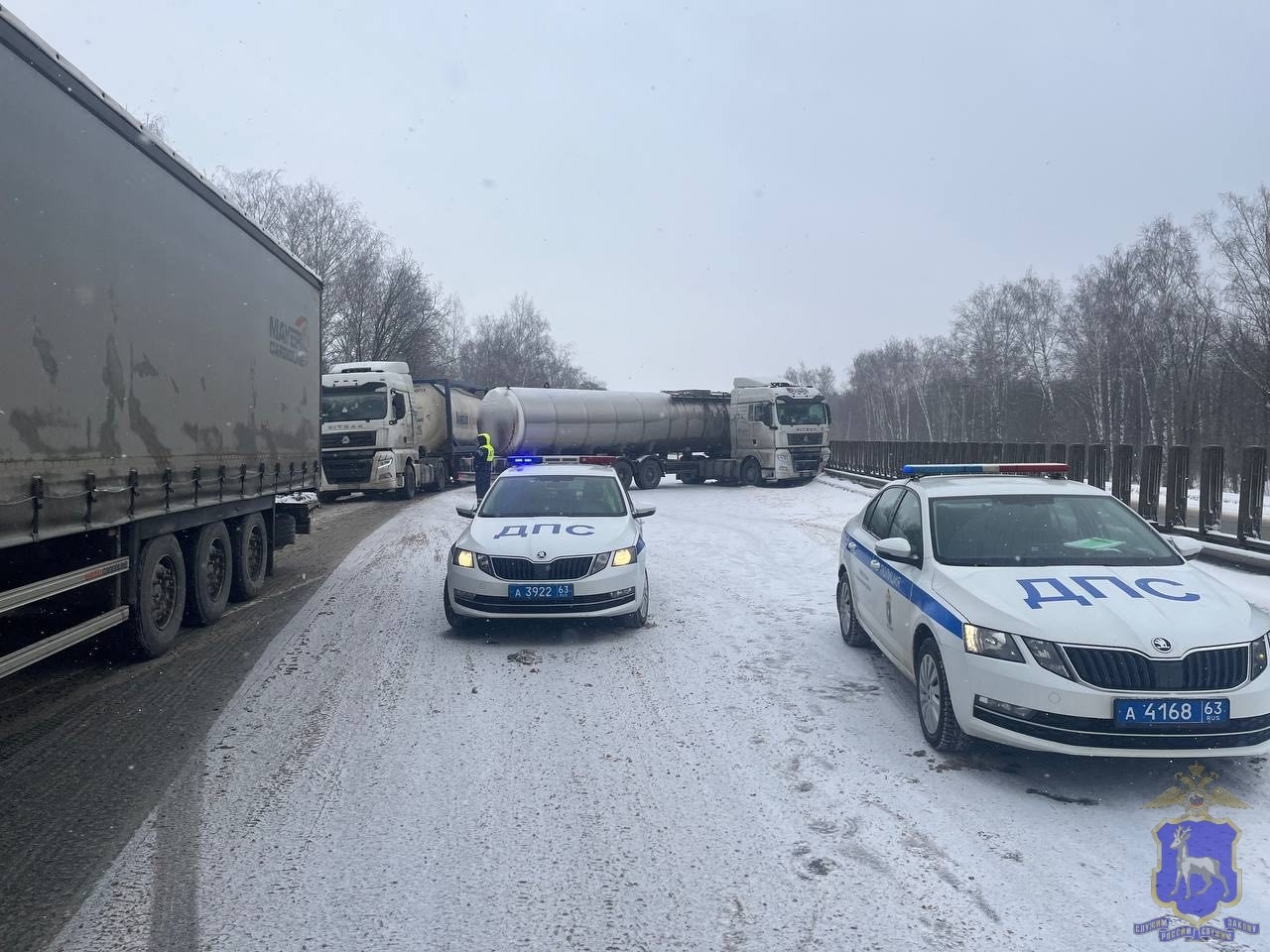 В Самарской области 20 февраля на трассе М5 автоцистерна перегородила дорогу