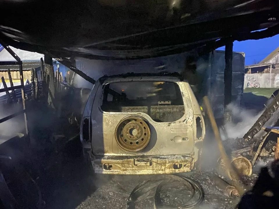 В Камышлинском районе полыхал гараж с внедорожником