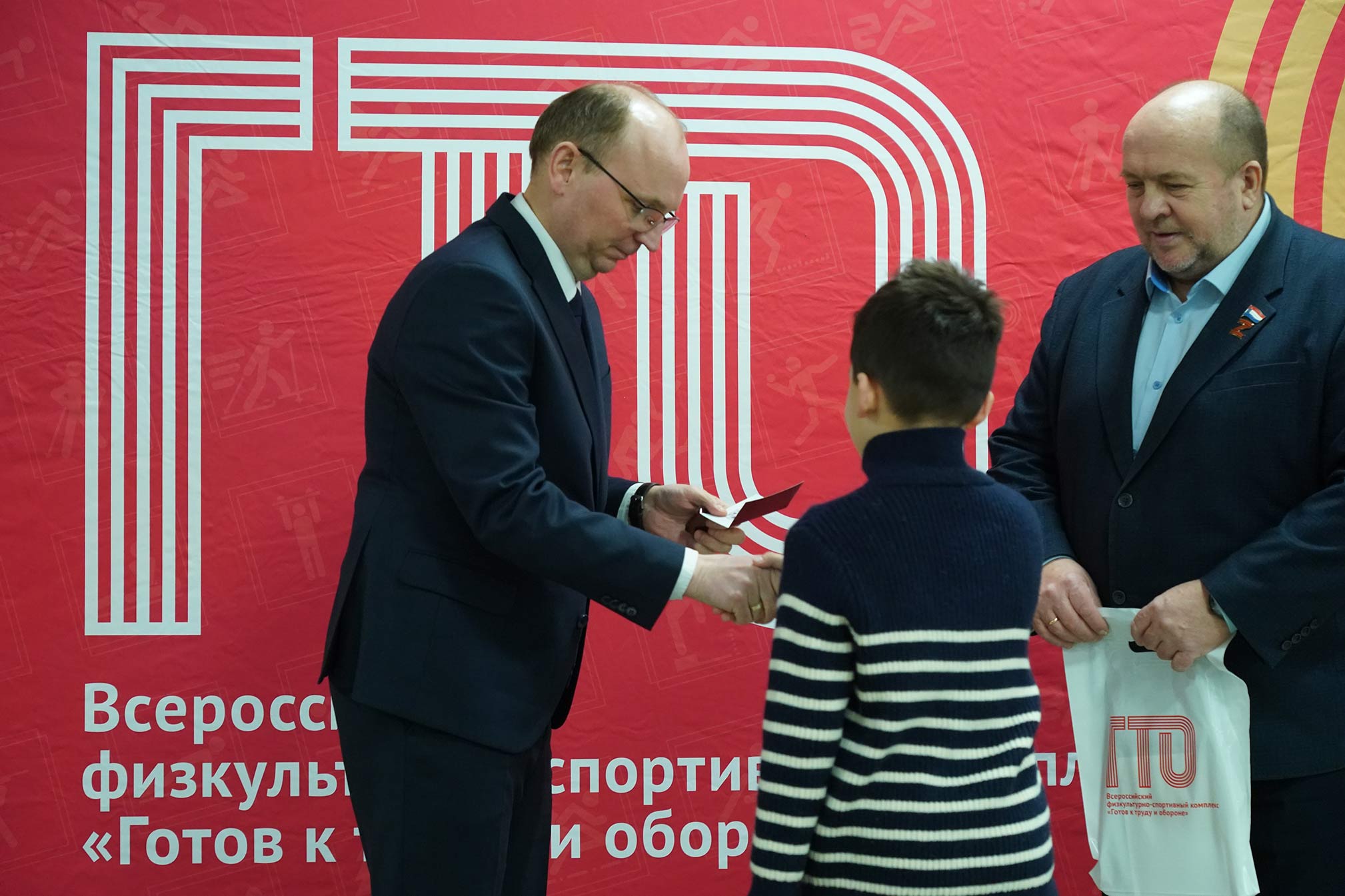 В Самаре участникам сдачи комплекса ГТО вручили знаки отличия